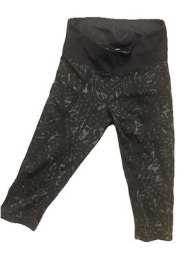 Black Patterned Lululemon Active Capri Size 6